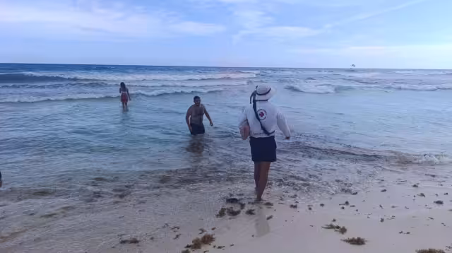 Guardavidas de Protección Civil Cancún rescataron a dos bañistas arrastrados por corrientes de retorno en playas de la zona hotelera.