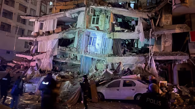 Decenas de edificios y casas se derrumbaron este domingo en Turquía