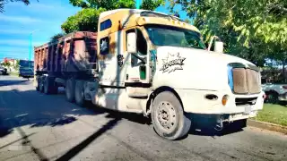 Tráiler se lleva de 'corbata a tres vehículos sobre avenidas de Chetumal