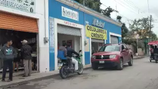 Los encargados de los negocios están pendientes para no caer en el engaño