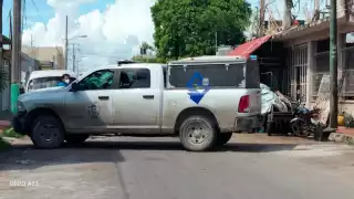 Elementos de la Policía Ministerial aseguraron un vehículo que se hallaba dentro del taller automotriz en Chetumal