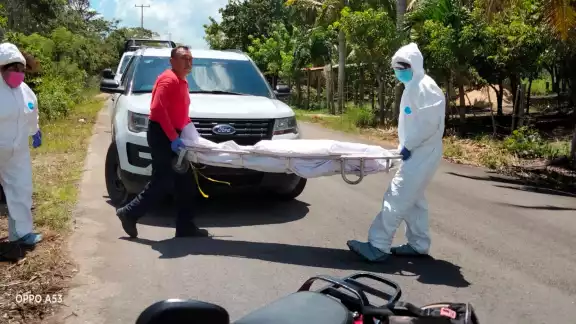 El cuerpo ya fue llevado al Servicio Médico Forense para practicar la necropsia de ley El cuerpo ya fue llevado al Servicio Médico Forense para practicar la necropsia de ley