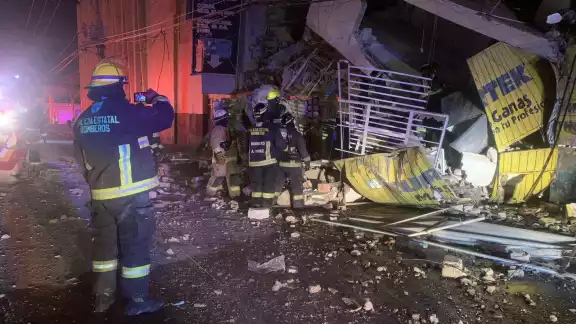 Se registra fuerte explosio´n de tanque de gas en taller en Puebla.
Se registra fuerte explosio´n de tanque de gas en taller en Puebla.