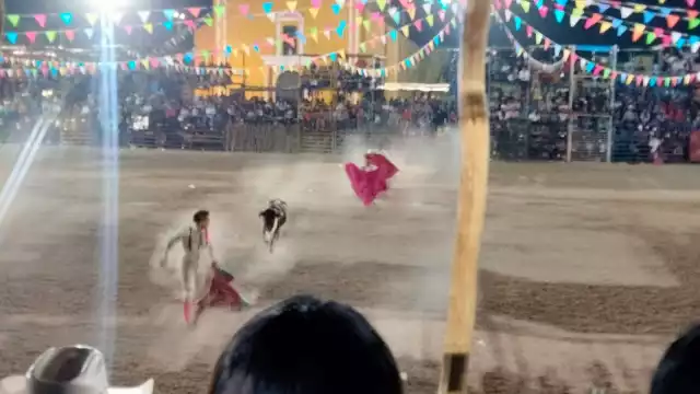 El hombre que entretenía durante las fi estas religiosas tuvo que ser trasladado al Instituto Mexicano del Seguro Social, en donde se reportó como estable