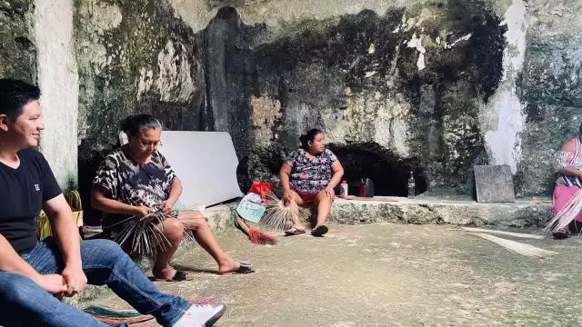 Hombres y mujeres dan su respaldo a la mega obra del Gobierno Federal al enterarse que habrá mayor afluencia de turistas