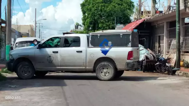 Elementos de la Policía Ministerial aseguraron un vehículo que se hallaba dentro del taller automotriz en Chetumal
