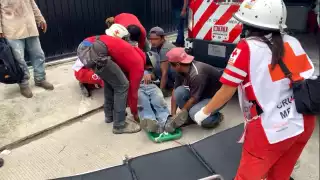 Paramédicos trasladaron al hombre a un hospital, ya que se quejaba de fuerte dolor