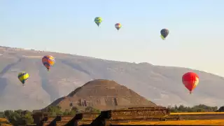 Todo lo que debes saber antes de comprar un vuelo en un globo aerostático de Teotihuacán.