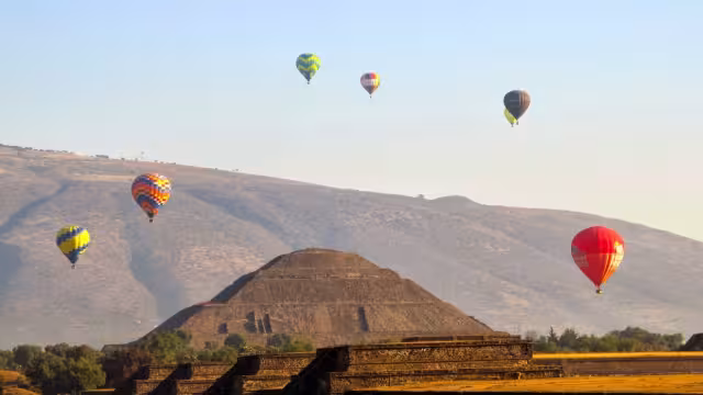 Todo lo que debes saber antes de comprar un vuelo en un globo aerostático de Teotihuacán.