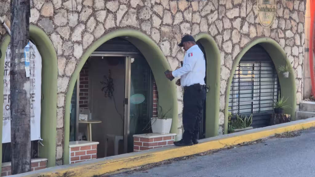 Roban negocio de comida frente al parque de San Martín en Campeche