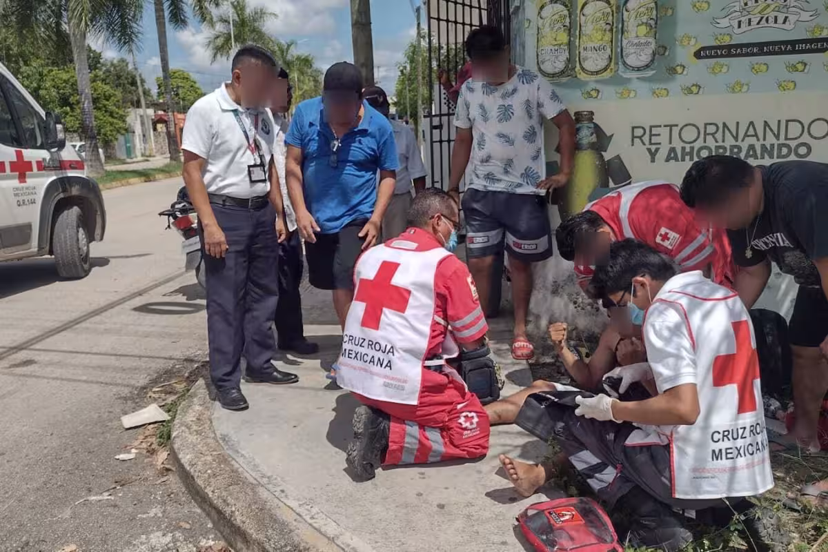 Conductor se pasa el alto y choca contra un motociclista en Felipe ...