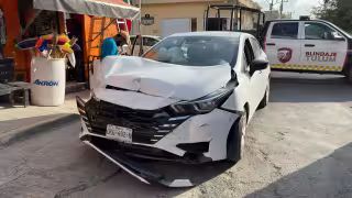 Aparatoso choque en Tulum deja mujer lesionada y caos vial