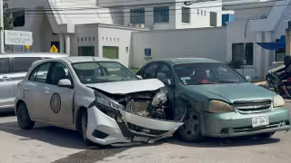 Vehículo interrumpe paso y provoca choque cerca de Chiná
