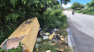 Maleza y basura convierten lote baldío de Champotón en foco de preocupación