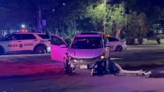 Camioneta queda destrozada tras chocar contra un remolque en la avenida Benito Juárez, Campeche