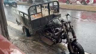 Motocarro se incendió mientras circulaba en la avenida Concordia, en la ciudad de Campeche.