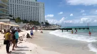 Hay casi 100 personas en Playa Caracol de Cancún este sábado