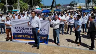 Realizaron una macha hasta llegar a la plazuela frente a la rectoría ubicada en el campus principal, donde su dirigente, Joaquín Berzunza Valladares, pidió respeto y diálogo