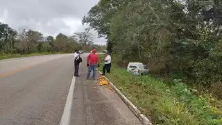 El automóvil se salió de la carretera y terminó en el área verde que rodea a la carretera rumbo a la comunidad de Polyuc