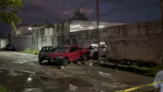 Pelea de pareja provoca aparatoso choque y destrucción en taller mecánico de Santa Lucía