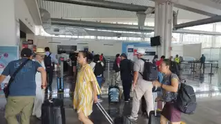 El aeropuerto de Campeche lució mucho movimiento este domingo