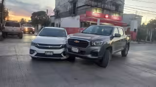 Percance vehicular entre dos autos particulares deja daños materiales en la Región 228 de Cancún