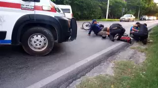 El motociclista terminó con algunas heridas y golpes tras chocar contra el pavimento