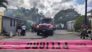 Incendio en un taller de la Región 219 de moviliza a cuerpos de emergencia en Cancún