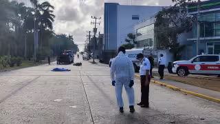 Motociclista muere tras ser impactado por camión de carga en la zona hotelera de Cancún, Quintana Roo
