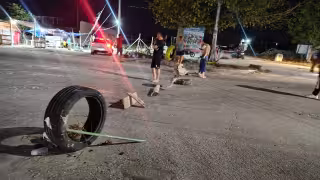 Vecinos de Azul Bonampak bloquean avenidas en Cancún por colapso de drenaje y desbordamiento de aguas negras