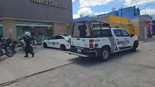 Un adulto mayor fue detenido tras ser acusado de robar en una sucursal de Farmacias Guadalajara.