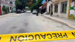 ¡Falla ataque armado en Tulum! Al agresor se le cae el cargador y huye en moto