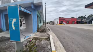 Casetas telefónicas obsoletas "estorban" espacios en Champotón