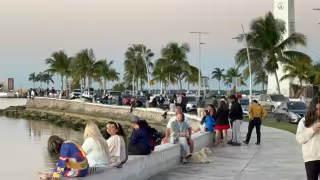 Desde muy temprano, familias y grupos de amigos acudieron a ver el amanecer
