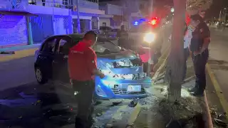 Un sujeto en estado de ebriedad chocó su coche Nissan March contra un árbol en la colonia Tepeyac y huyó tras el accidente