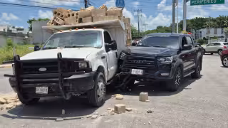 Camioneta impacta por alcance a camión de materiales en la avenida López Portillo