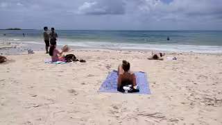 Los turistas disfrutan de un sábado soleado en Playa del Carmen