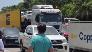 Aparatoso choque entre nodriza con autos nuevos y automóvil deja cuantiosos daños en Ciudad del Carmen