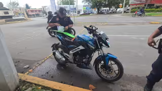 Un motociclista resultó lesionado tras ser arrollado por una camioneta
