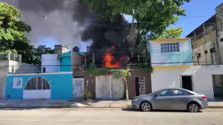 Un voraz incendio se registró la mañana de este viernes en la colonia Renovación de Campeche.