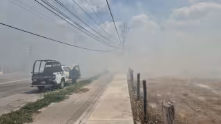 Incendio fuera de control se registró en la colonia Las Brisas, en Champotón.