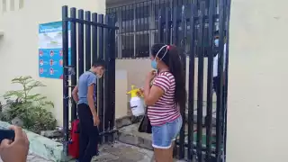 La escuela primaria de Chemblás abrió sus puertas este lunes, donde se aprecia el primer filtro de seguridad