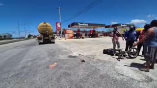 Repartidor en motocicleta chocó contra un tráiler doble pipa en Champotón.