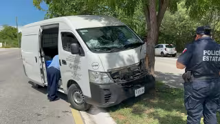 Un conductor resultó lesionado tras perder el control de su combi.