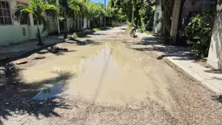 Baches ocultos bajo el agua ponen en riesgo a motociclistas en Champotón; vecinos exigen reparaciones