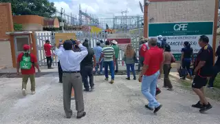 Pobladores de Venustiano Carranza se plantan frente a la Subestación de la CFE en Escárcega