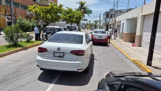 Un taxi y un automóvil particular protagonizaron un accidente en Ciudad del Carmen.