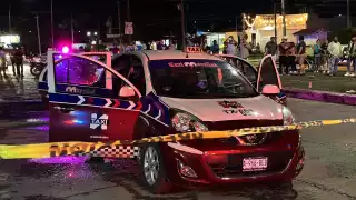 El taxi baleado en la colonia Presidentes de México tras el ataque armado.
