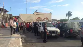  Campesinos de Akil sorprenden a dos sujetos cuando retiraban cuchillas en postes de sus cultivos