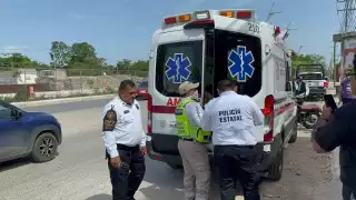 La mujer pasajera sufrió fracturas en una pierna y fue llevada al hospital.